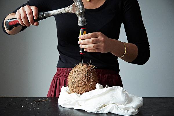 cara mengupas kelapa tua dengan cepat