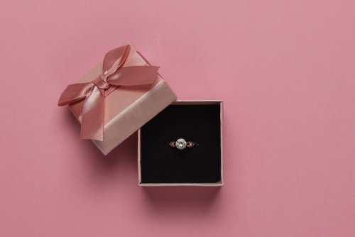 Rekomendasi Tipe Perhiasan Untuk Hadiah Anniversary